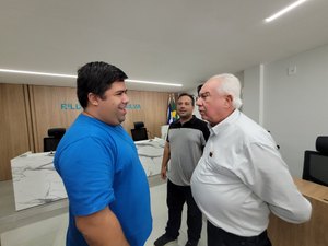 Vereadores apresentam prédio da nova Câmara Municipal ao prefeito de Maragogi