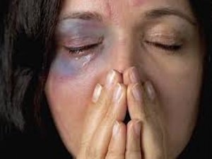 Marido corta dedo de esposa e ateia fogo em quarto da residência