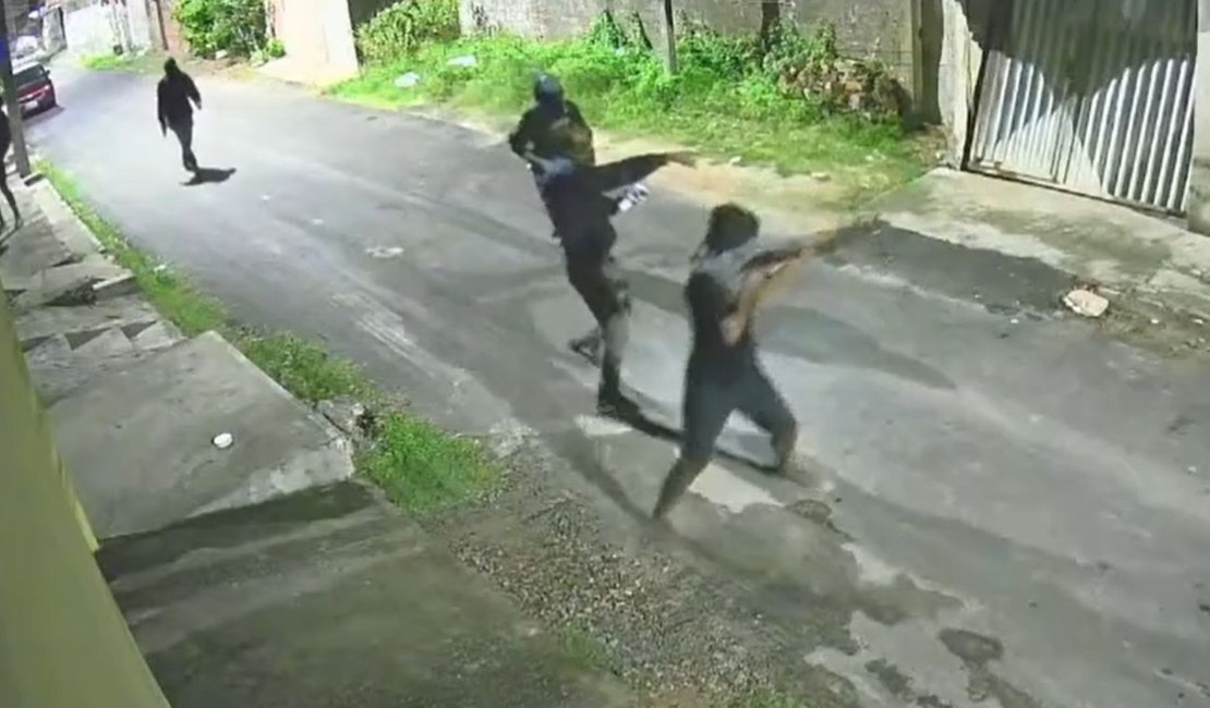 Novas imagens mostram grupo encapuzado aterrorizando moradores no bairro Benedito Bentes