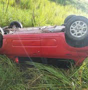 Condutor perde controle de automóvel e capota em Porto Calvo