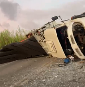 Caminhão tomba e interdita trecho da AL-105 entre Matriz de Camaragibe e Porto Calvo