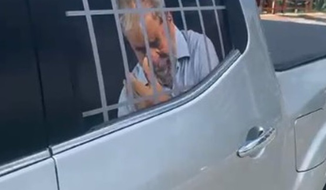 Adesivo com 'Lula preso' causa confusão entre militar e SMTT