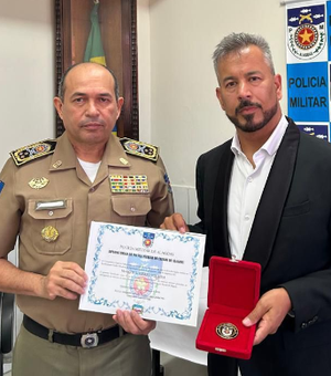 Presidente do ASA é homenageado pela PM durante reunião sobre segurança da final do Alagoano