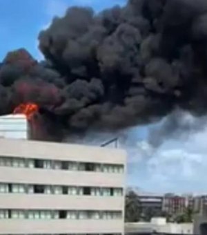 Incêndio de grandes proporções mobiliza bombeiros em hotel na Cruz das Almas