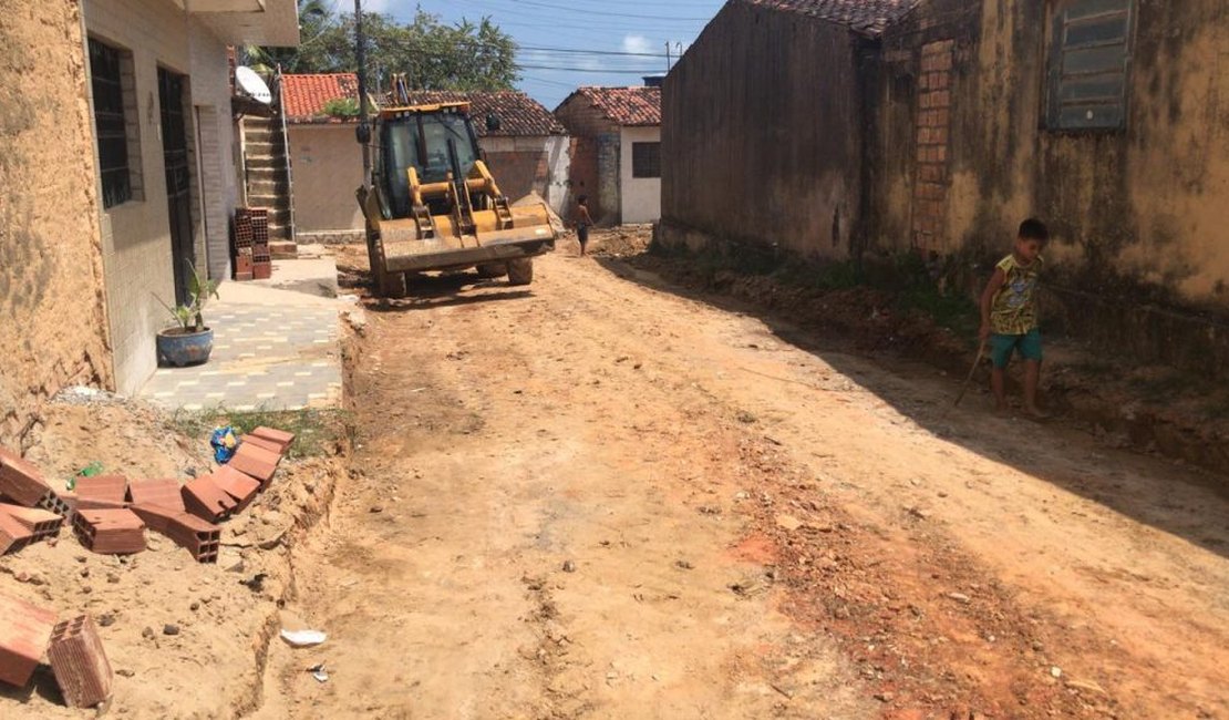 Prefeitura executa obras de pavimentação na parte alta
