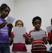 Crianças participam de coral em projeto de inclusão no Conjunto Carminha