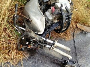 Casal fica gravemente ferido após colidir contra lateral de caminhão 