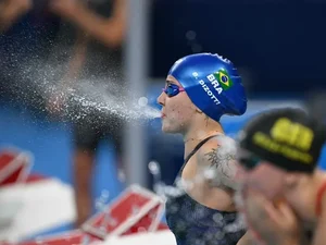 Beatriz Dizotti avança para final da natação nas Olimpíadas e faz história