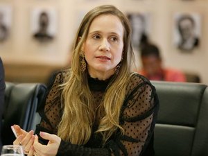 Juíza assina portaria com orientações para cuidadores e empregadores de idosos