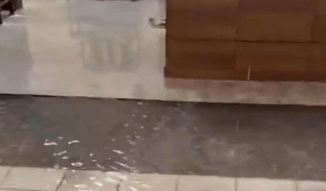 [Vídeo] Casa de radialista fica alagada após fortes chuvas em Arapiraca