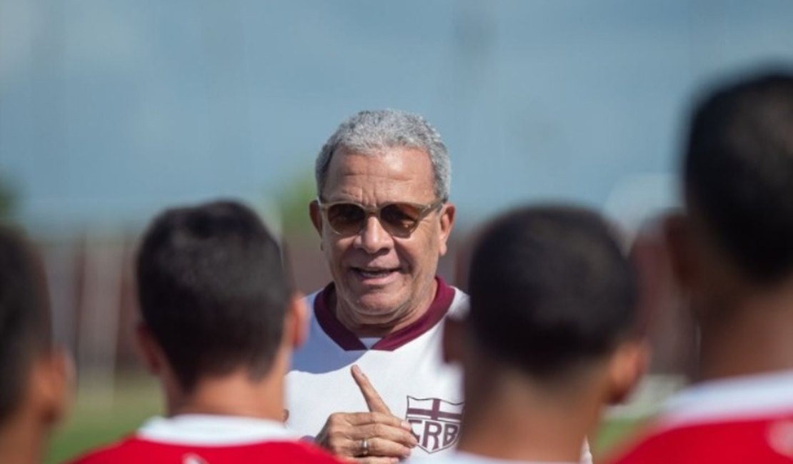 Novo técnico do CRB, Hélio dos Anjos estreia em jogo contra o Botafogo-SP nesta terça (24)