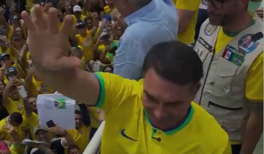 Ao lado de lideranças, Flávio Bolsonaro é recebido por multidão em Arapiraca