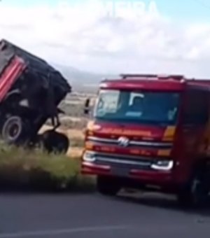 [Vídeo] Carreta com carregamento de milho despenca na Serra das Pias em Palmeira dos Índios