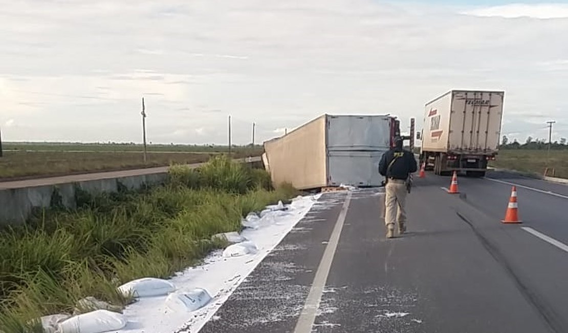 Caminhão tomba e derruba óleo em pista na Barra de São Miguel