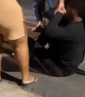 Suspeito de roubar moto é espancado e imobilizado por populares no meio da rua em Arapiraca