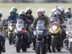 Bolsonaro faz passeio de moto em homenagem ao Dia das Mães