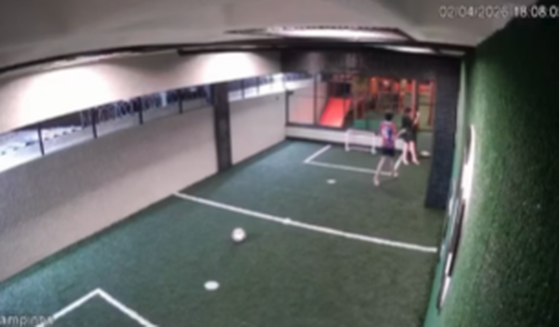 Criança sofre descarga elétrica ao tocar portão em condomínio na Jatiúca