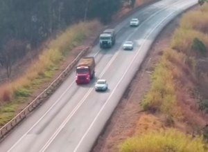 Drone da PRF flagra três carros ultrapassando caminhão de forma ilegal