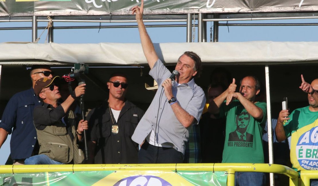 Bolsonaro participa de manifestação de agricultores e religiosos