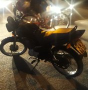 Homem dá calote em posto de gasolina e polícia descobre que ele dirigia moto roubada