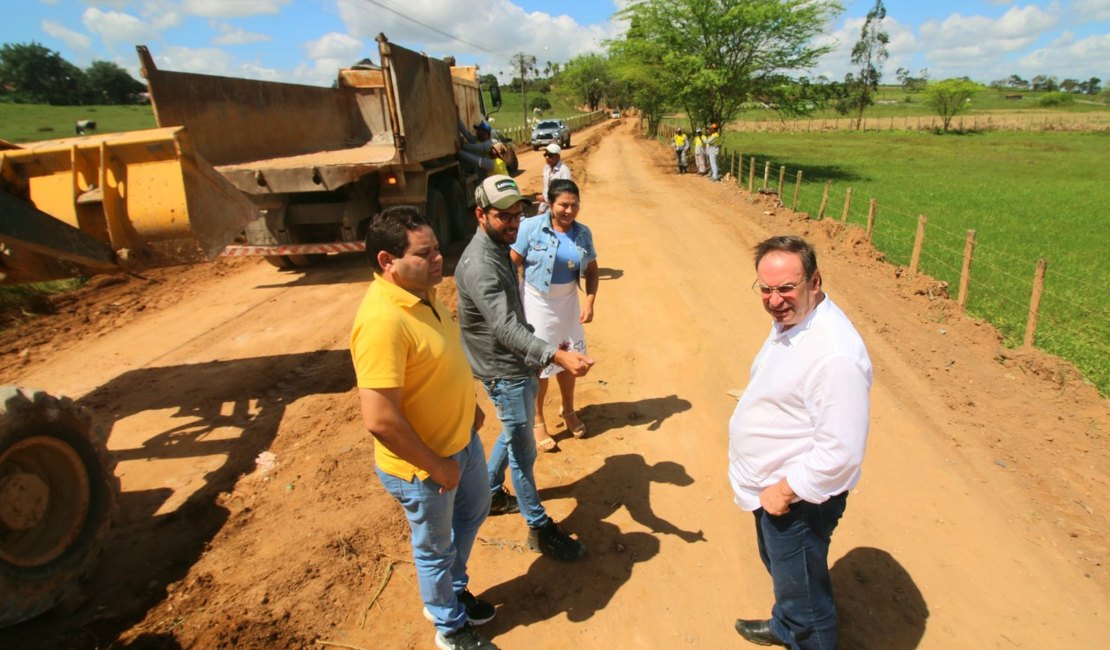 Prefeito Luciano visita obras de pavimentação da estrada Canafístula ao Cangandu
