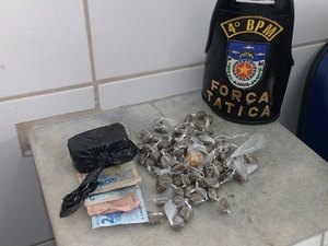 Suspeito é preso ao tentar se desfazer de sacola com drogas e dinheiro