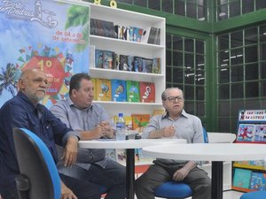 Prefeito de Porto de Pedras recebe ícones da cultura alagoana