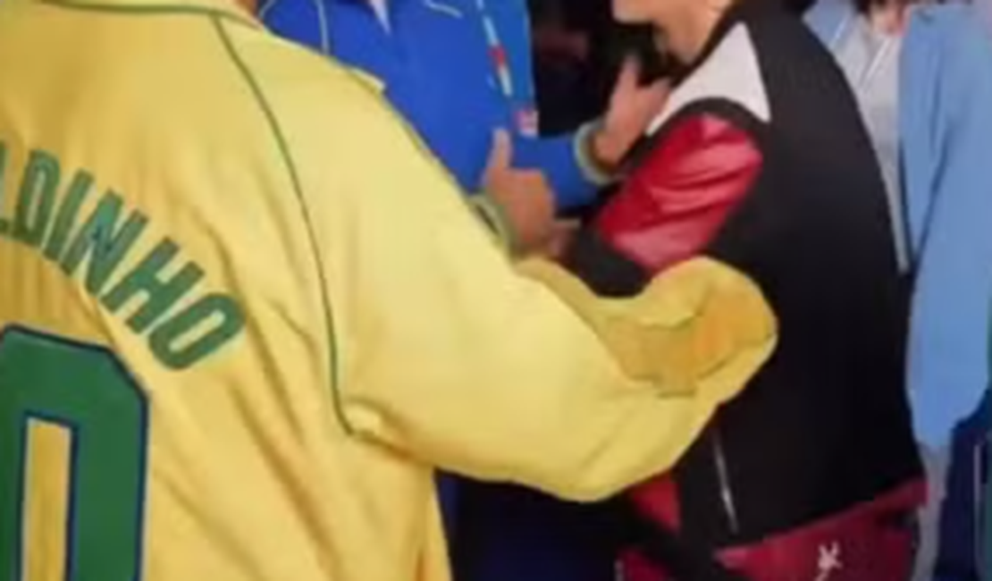 Taehyung, do BTS, é surpreendido por elogio de Ronaldo Fenômeno