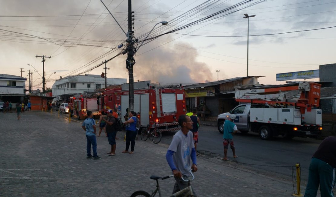 Bombeiros são acionados para conter incêndio em barracas de artesanato, no Mercado da Produção