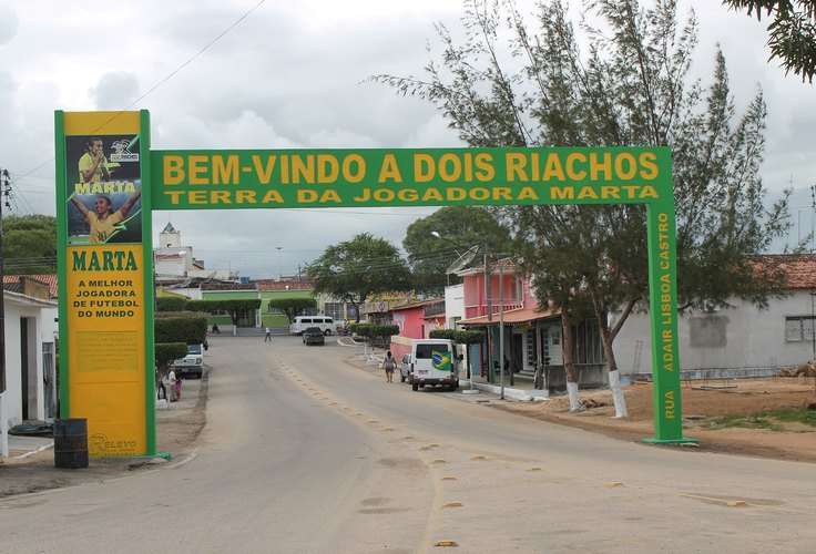 Dois Riachos pretende adquirir 300 kits de natal com panetone e “vinho bordô suave”