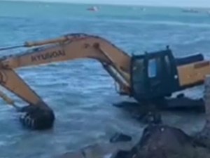 [Vídeo] Retroescavadeira quebra e acaba engolida por mar na Praia da Jatiúca