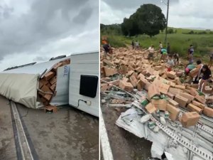 [Vídeo] Carreta tomba na BR-101, em Junqueiro, e carga é totalmente saqueada por populares