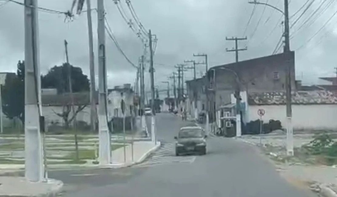 Motoristas desrespeitam sinalização e trafegam na contramão em acesso a nova via de Arapiraca
