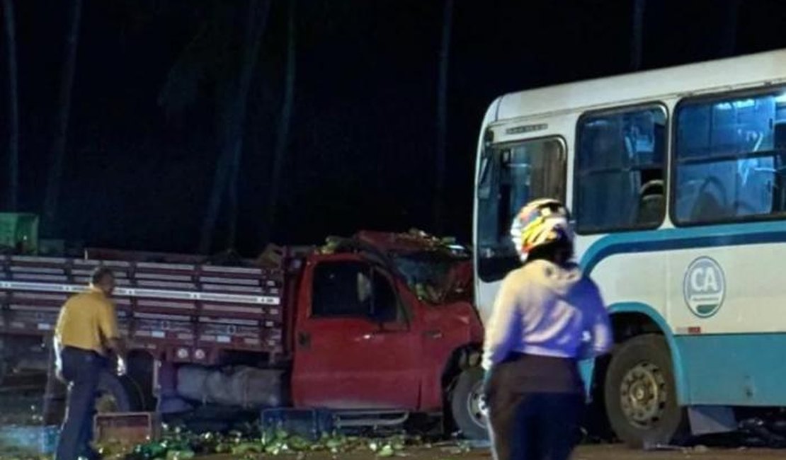 Acidente entre ônibus e caminhonete deixa dois feridos em Coruripe