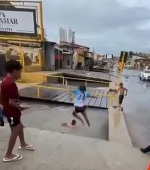 Crianças são flagradas brincando em 'piscina' de esgoto' em Maceió