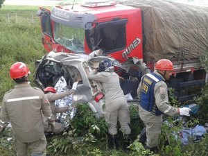 [Vídeo] Colisão entre  dois veículos na BR-101 mata  três pessoas