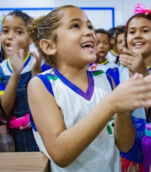 Com a magia dos livros e homenagens, Luciano recebe a visita dos alunos da Escola Professor Lourenço de Almeida