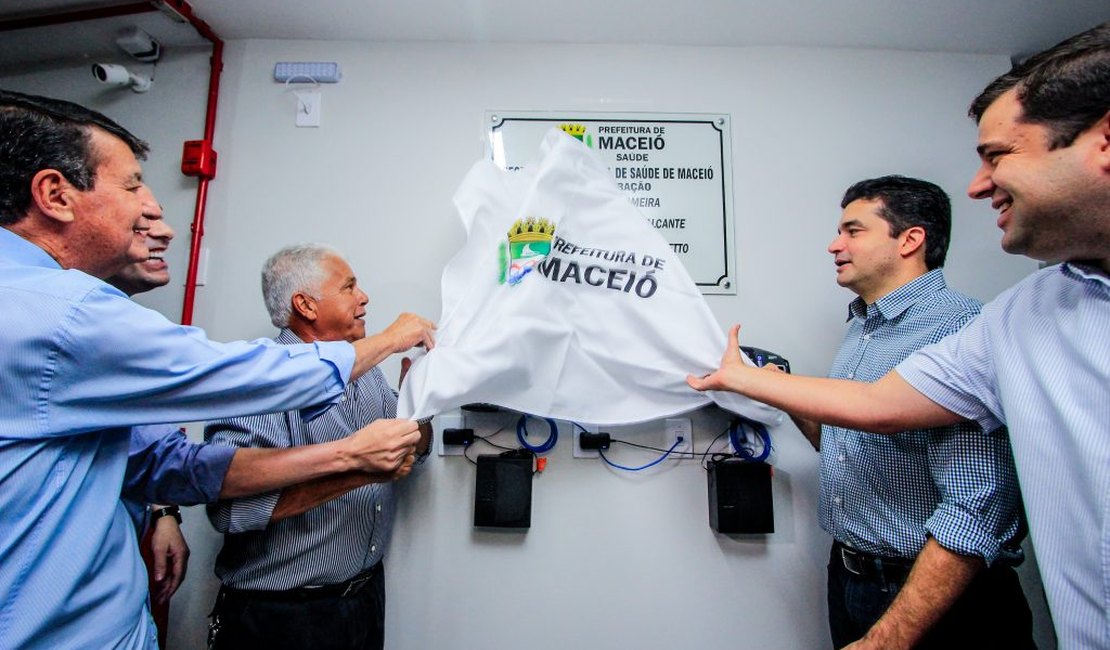 Rui Palmeira entrega obras de reforma da Secretaria de Saúde