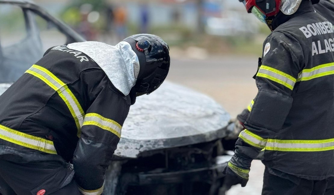 Incêndio atinge veículo estacionado em garagem de residência, em Penedo