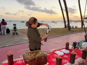 Confeiteira diz ter sido impedida de vender bolo na orla de Maceió; decisão proíbe entrada de novos ambulantes