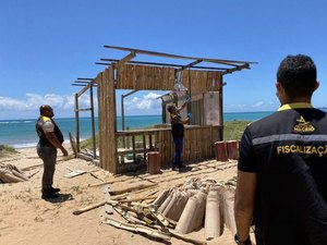Construção irregular é retirada de área de preservação ambiental em Guaxuma
