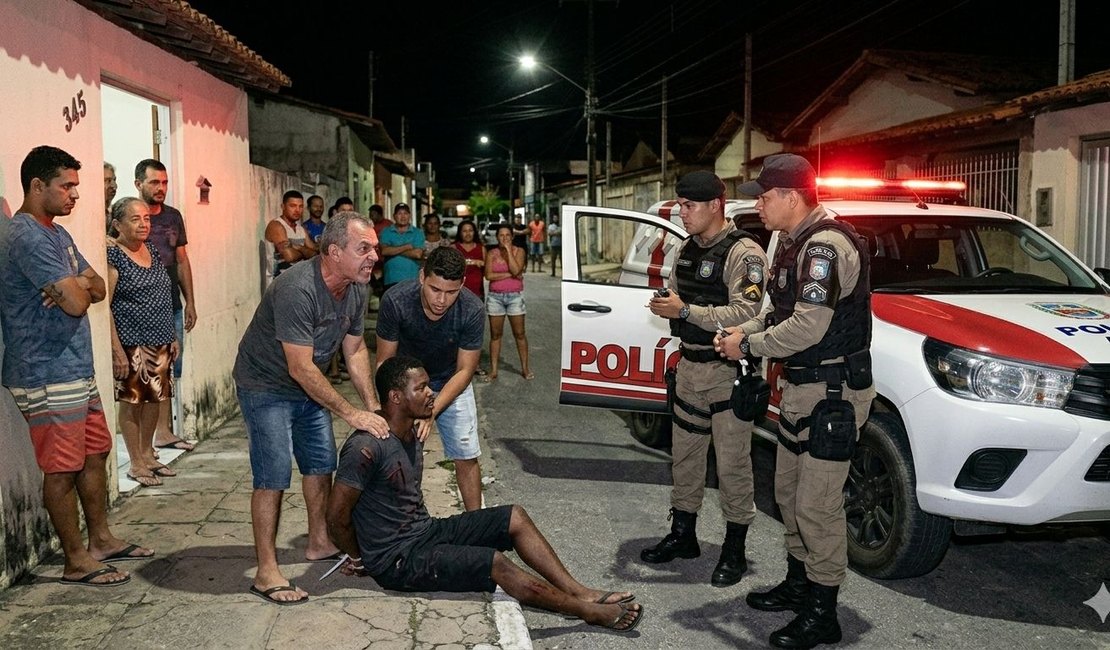 Suspeito é detido por populares após assalto e preso pela PM no Benedito Bentes