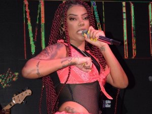 Ludmilla leva bolada durante show em Portugal e revida