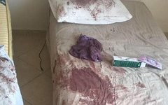 Imagem de quarto da vítima revela grande quantidade de sangue.
