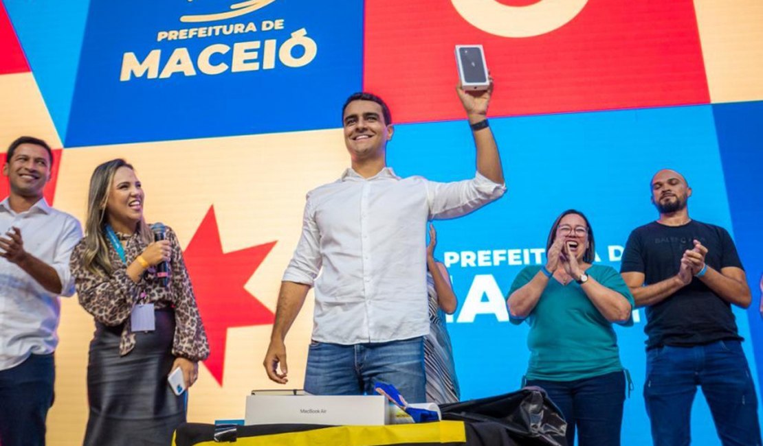 Prefeitura de Maceió entrega computadores e celulares para profissionais da educação