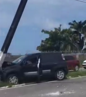 Carro derruba poste e deixa fio de alta tensão na pista na Avenida Menino Marcelo