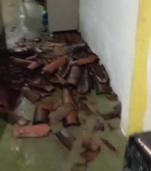[Vídeo] Após chuvas, telhado de residência desaba e assusta moradores em Matriz de Camaragibe