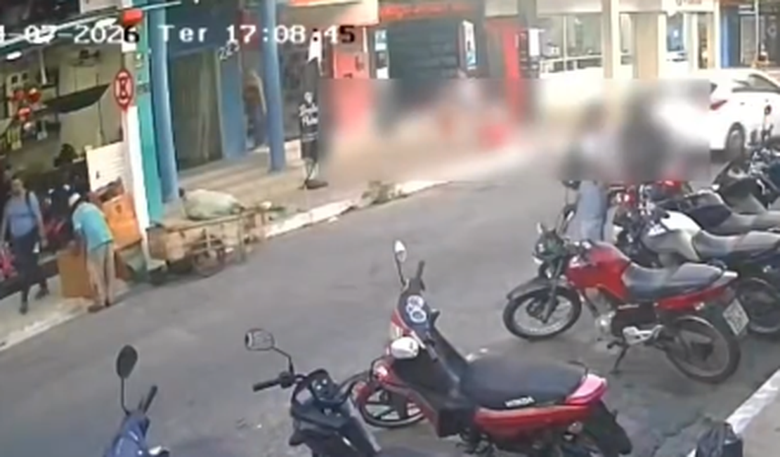 Casal é flagrado furtando capacete em plena luz do dia no Centro de Arapiraca