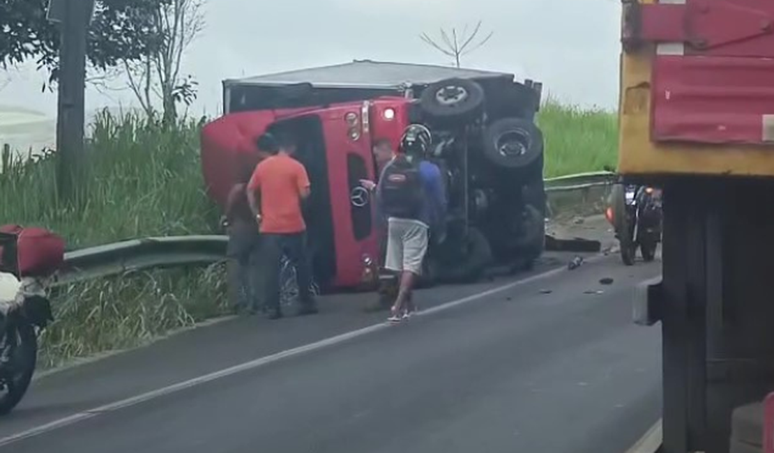 [Vídeo] Acidente com carro de prefeitura, caminhão e moto deixa feridos na BR-316, em AL