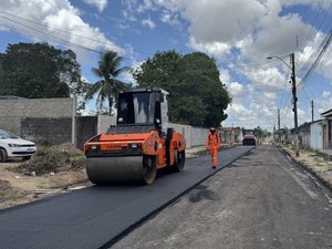 Ruas Divaldo Suruagy e Tancredo Neves recebem pavimentação no Village Campestre